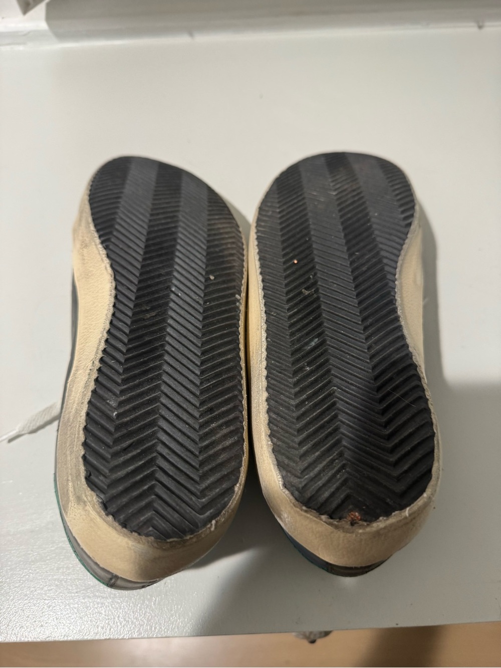 Golden Goose Men's Gray Sneakers with Blue Star and Yellow Accents - Picture 4 of 6